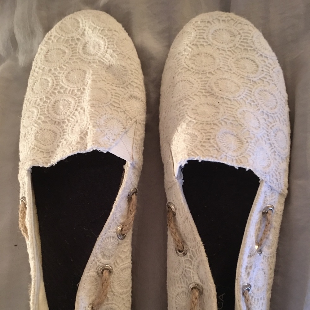 Nautica White Canvas Shoes. Size 8 1/2